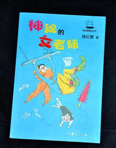 赵露思化秋日小熊妆清纯甜美 与狗狗互动好有爱